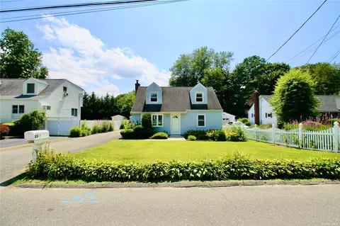 25 Barkers Ln, Huntington Station, NY 11746