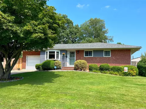 285 W 9th St, Deer Park, NY 11729