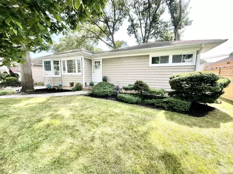 408 Spruce Ln, East Meadow, NY 11554