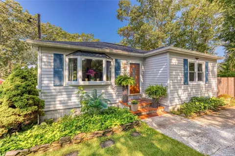 8 S Pond Trl, Ridge, NY 11961