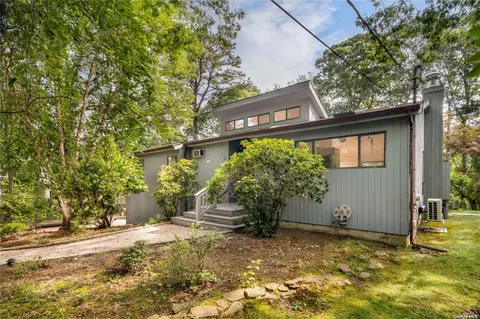 92 Squiretown Rd, Hampton Bays, NY 11946