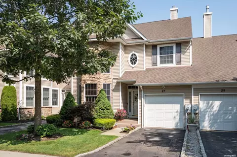 27 Eagle Cir #27, Bohemia, NY 11716