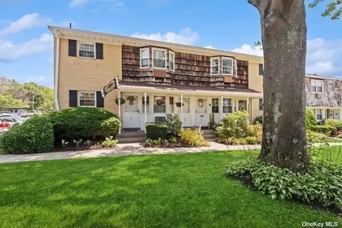 3902 Wilshire Ln #H, Oakdale, NY 11769