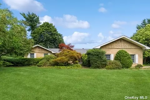 21 Wedgewood Ct, Glen Head, NY 11545