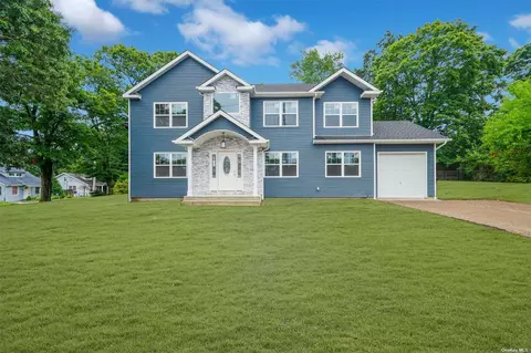 76 Adirondack Dr, Selden, NY 11784