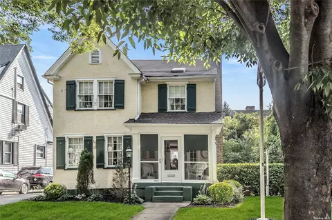8421 117 St, Richmond Hill, NY 11418