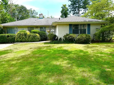 207 Parkside Dr, Roslyn Heights, NY 11577