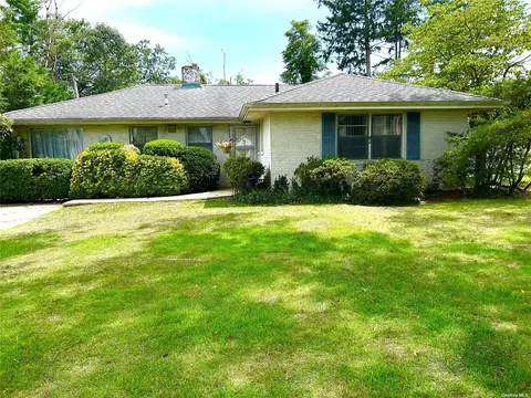 207 Parkside Dr, Roslyn Heights, NY 11577