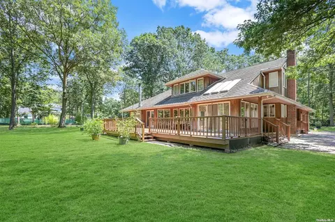 9 Sunreigh Ct, Miller Place, NY 11764