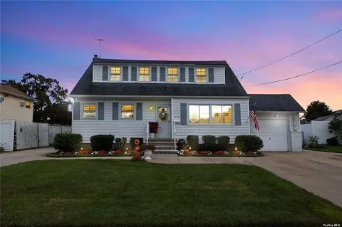 377 Rose St, Massapequa Park, NY 11762
