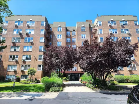18-50 211th St #3K, Bayside, NY 11360
