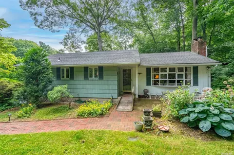 25 Pennington Dr, Huntington, NY 11743
