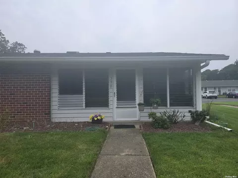 39 Trent Ct # D, Ridge, NY 11961