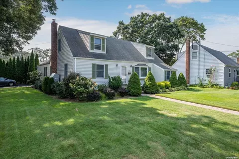 400 Cartwright Blvd, Massapequa Park, NY 11762