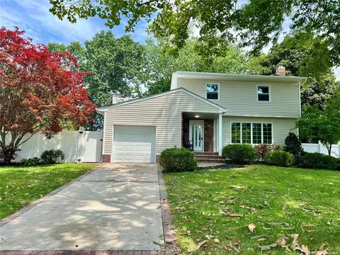 34 Dunford St, Melville, NY 11747