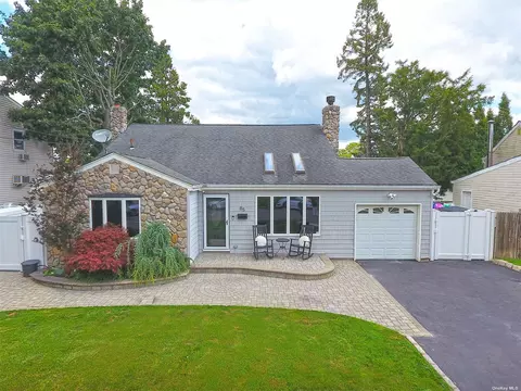 85 W 20th St, Deer Park, NY 11729