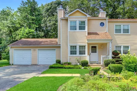 4 Chase Cmns #4, Yaphank, NY 11980