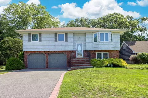 209 Connetquot Rd, Oakdale, NY 11769