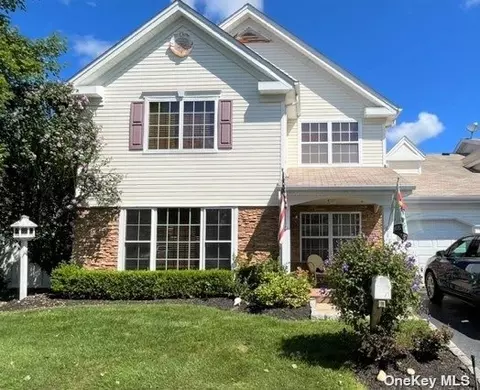 1 Casey Ln #1, Middle Island, NY 11953