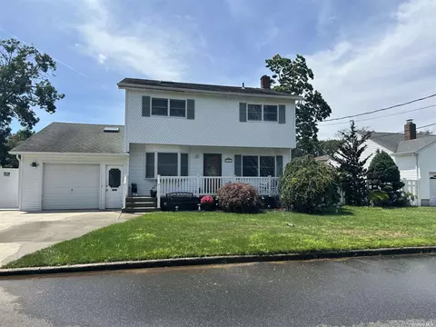 575 N Hamilton Ave, Lindenhurst, NY 11757