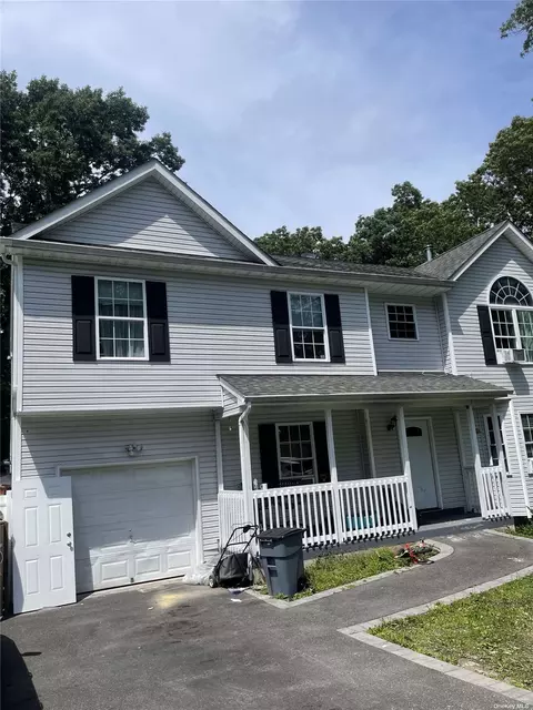 31 West Ln, Medford, NY 11763