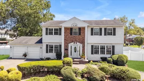 22 Amber Ct, Westbury, NY 11590