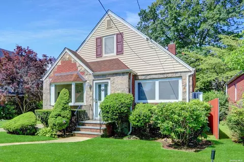 629 S 12th St, New Hyde Park, NY 11040