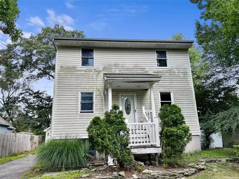 36 Shell Rd, Rocky Point, NY 11778