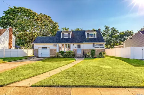 10 Westwood Rd, Massapequa Park, NY 11762