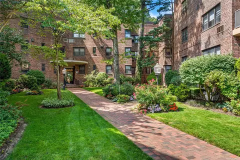 50 Brompton Rd #2X, Great Neck, NY 11021