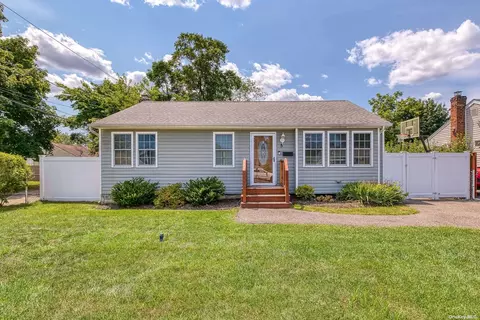 5 Silverpine Dr, Amityville, NY 11701