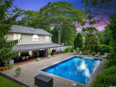 24 Fordham Dr, Hampton Bays, NY 11946
