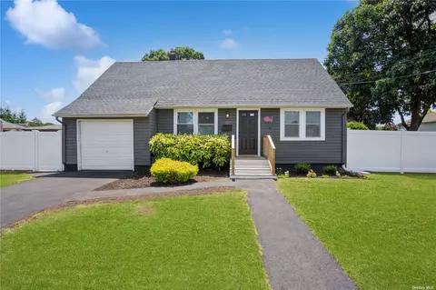 22 Roderick Rd, West Islip, NY 11795