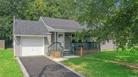 4 Chapel Pl, North Babylon, NY 11703