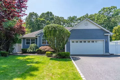 202 Hawthorne St, Mastic, NY 11950