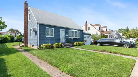 130 Lee Ave, Hicksville, NY 11801