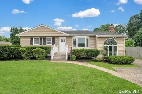 6 Brook Cir, Islip Terrace, NY 11752