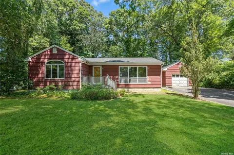 11 Clearbrook Dr, Smithtown, NY 11787