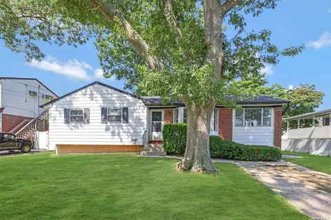 142 Burlington Ave, Deer Park, NY 11729