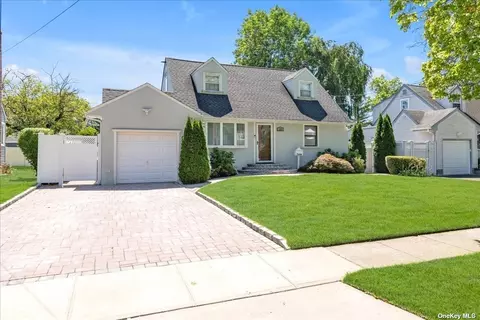 30 Circle Dr, Westbury, NY 11590