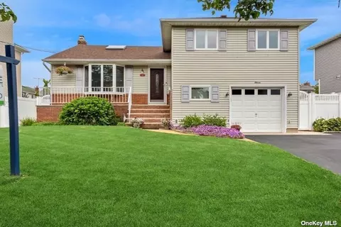 11 Maple St, Massapequa, NY 11758