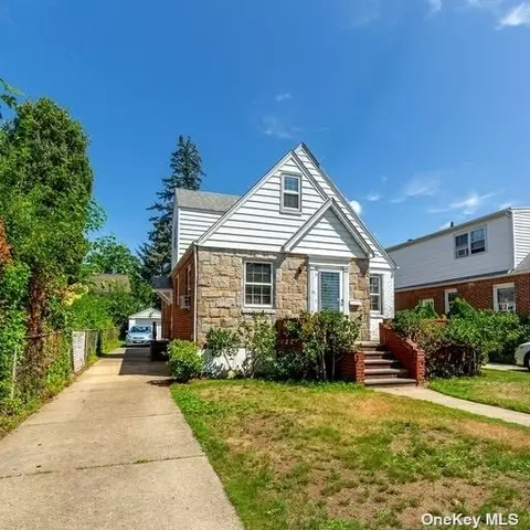 14 Maple Dr W, New Hyde Park, NY 11040