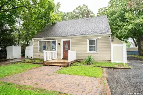 23 E Halley Ln, Central Islip, NY 11722