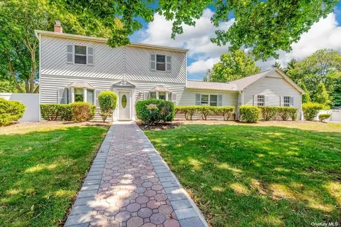 35 Ashland St, Mount Sinai, NY 11766