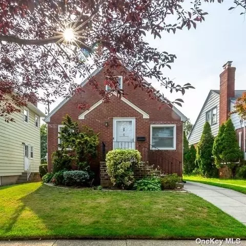 4 Curtis Pl, Lynbrook, NY 11563