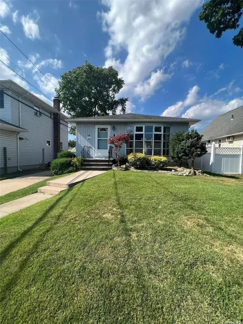 1 Stanley St, Hicksville, NY 11801