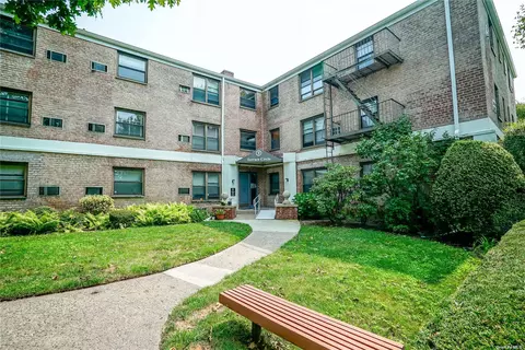 9 Terrace Cir #2E, Great Neck, NY 11021