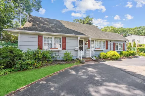 124 Brook St, Bay Shore, NY 11706