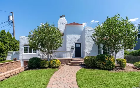 215 Wynsum Ave, Merrick, NY 11566