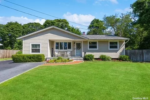 1 Rebel Dr, Blue Point, NY 11715